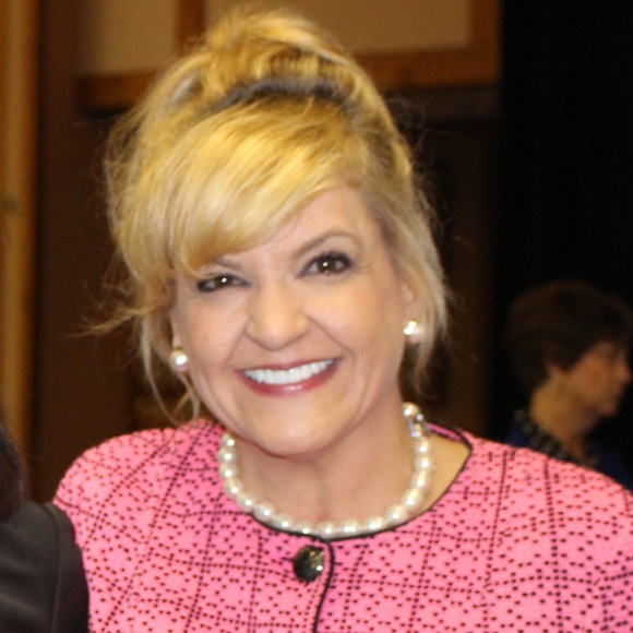 Meet your Posher, Lisa - Picture 3 of 16